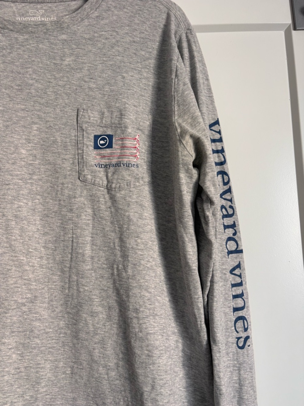 Vineyard Vines HOCKEY Heather Gray Long-Sleeve Pocket Tee with Navy Sleeve Logo - Picture 2 of 4